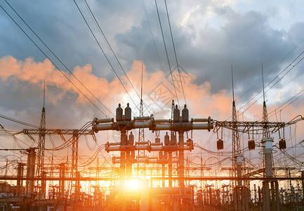 照片  |晚上输电塔的剪影从发电厂到城市的电力传输